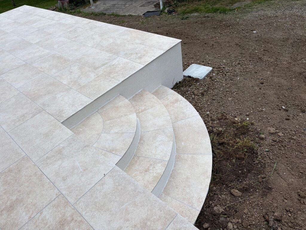 Terrasse en travertin sur mur banché réalisée à Saint-Léger-Dubosq